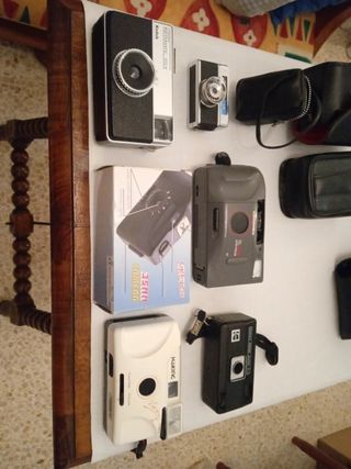 Vendo diferentes maquinas de fotos.