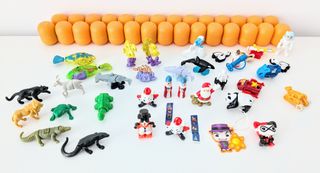 35 MUÑECOS KINDER Colección El Espacio, Pitufos...