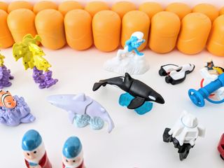 35 MUÑECOS KINDER Colección El Espacio, Pitufos...