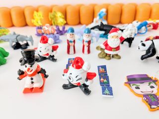 35 MUÑECOS KINDER Colección El Espacio, Pitufos...