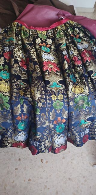 Falda alicantina azul y muy colorida