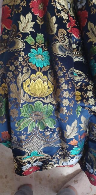 Falda alicantina azul y muy colorida