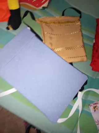 Faltriqueras de distintos colores.