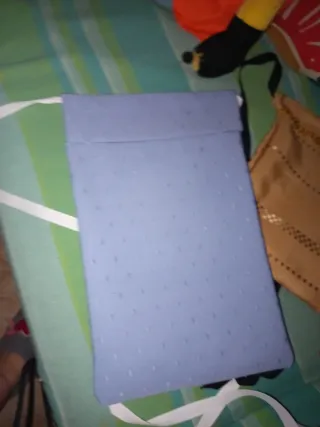 Faltriqueras de distintos colores.