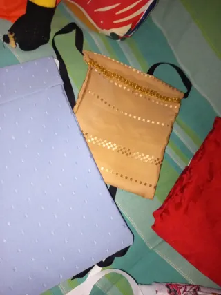 Faltriqueras de distintos colores.