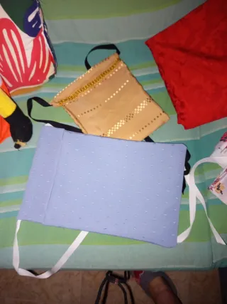 Faltriqueras de distintos colores.