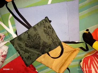 Faltriqueras de distintos colores.