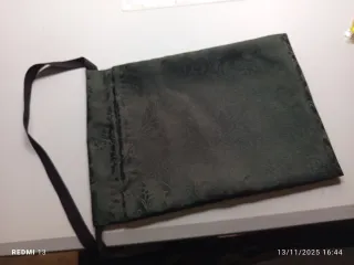 Faltriqueras de distintos colores.