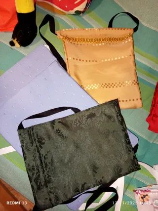 Faltriqueras de distintos colores.