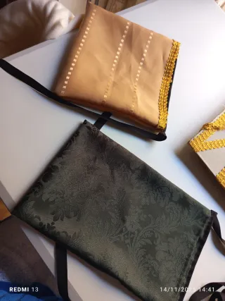 Faltriqueras de distintos colores.