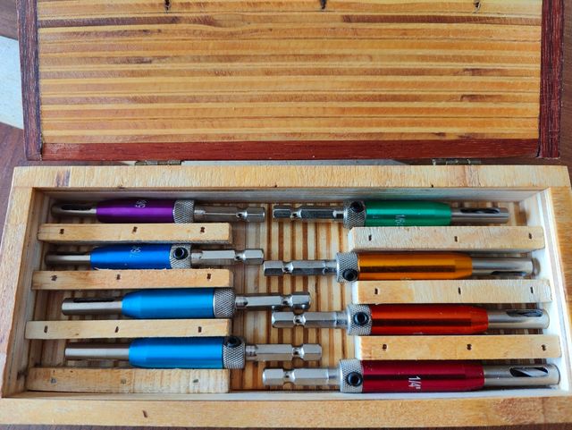 Perforatrici per cerniere