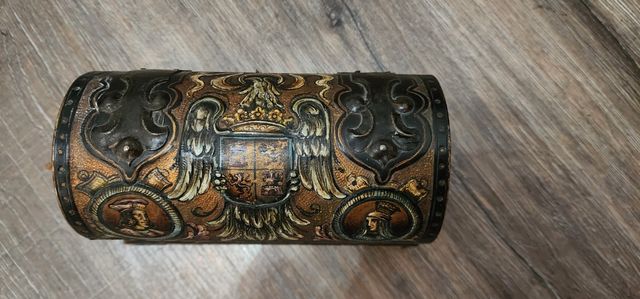 Antiguo baul o cajita