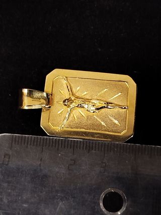 Colgante placa de 18k relieve cristo