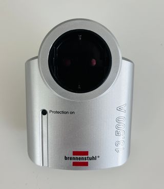 Adaptador contra subida de tension