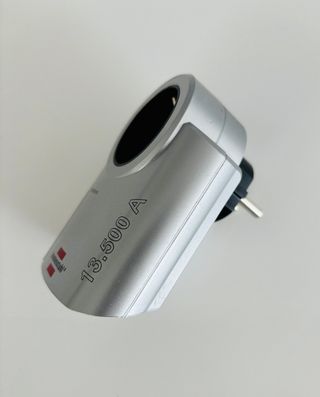 Adaptador contra subida de tension