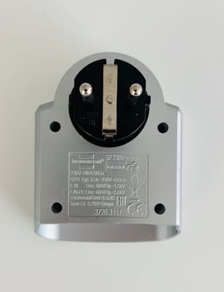 Adaptador contra subida de tension