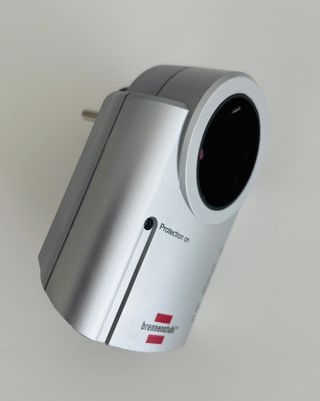 Adaptador contra subida de tension