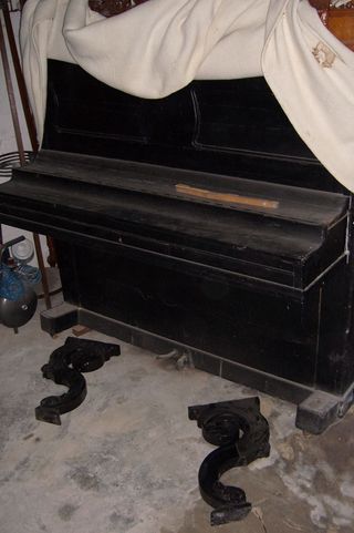 Piano pared antiguo P. Izabal