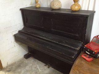 Piano pared antiguo P. Izabal