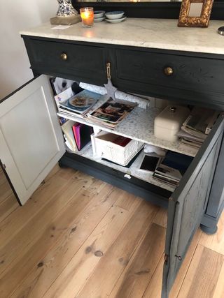 Aparador antiguo con espejo y marmol