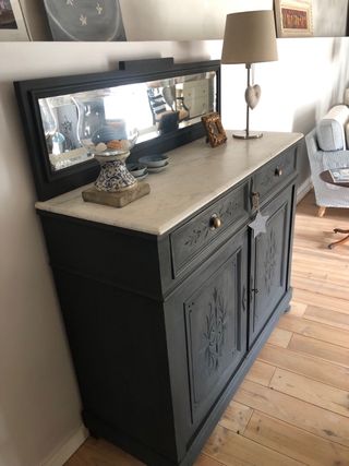 Aparador antiguo con espejo y marmol