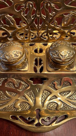 ESCRIBANÍA ANTIGUA DE BRONCE DORADO