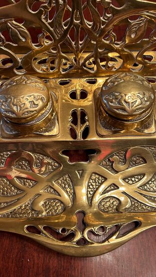 ESCRIBANÍA ANTIGUA DE BRONCE DORADO