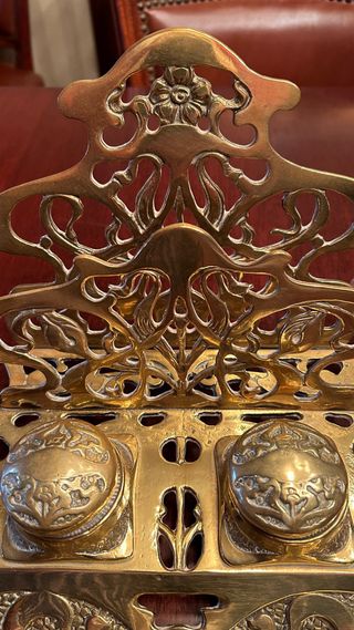 ESCRIBANÍA ANTIGUA DE BRONCE DORADO