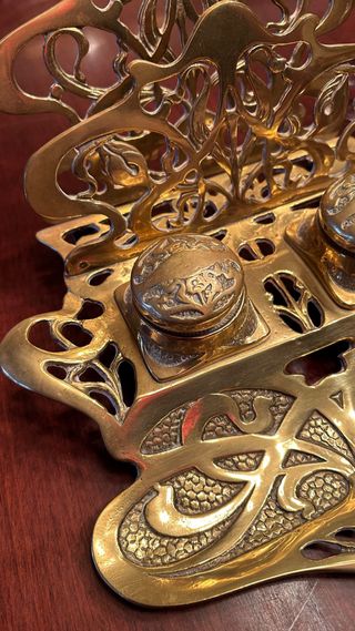 ESCRIBANÍA ANTIGUA DE BRONCE DORADO