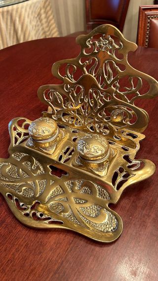 ESCRIBANÍA ANTIGUA DE BRONCE DORADO