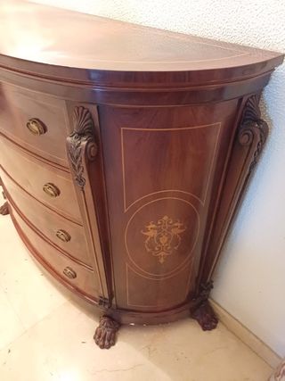 Impresionante cómoda de madera