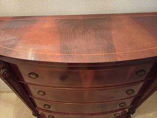 Impresionante cómoda de madera