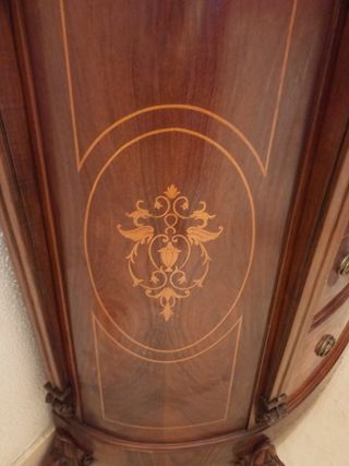 Impresionante cómoda de madera