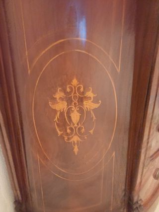 Impresionante cómoda de madera