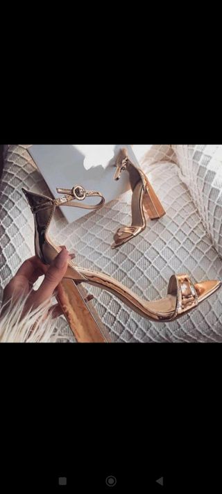 Sandalias doradas 

