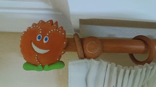 Cortina infantil con barra de madera