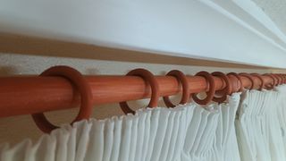 Cortina infantil con barra de madera