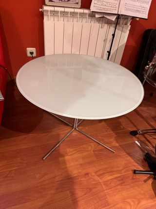 Mesa auxiliar de cristal redonda de Ikea