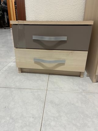 Comoda  d 5 cajones y dos mesillas