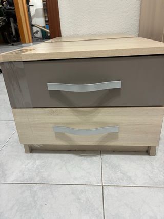 Comoda  d 5 cajones y dos mesillas