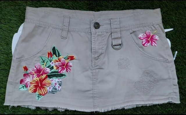 Falda camel, flores bordadas