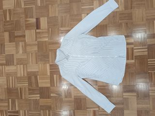 Camisa mujer Zara. Blanca a rayas azules