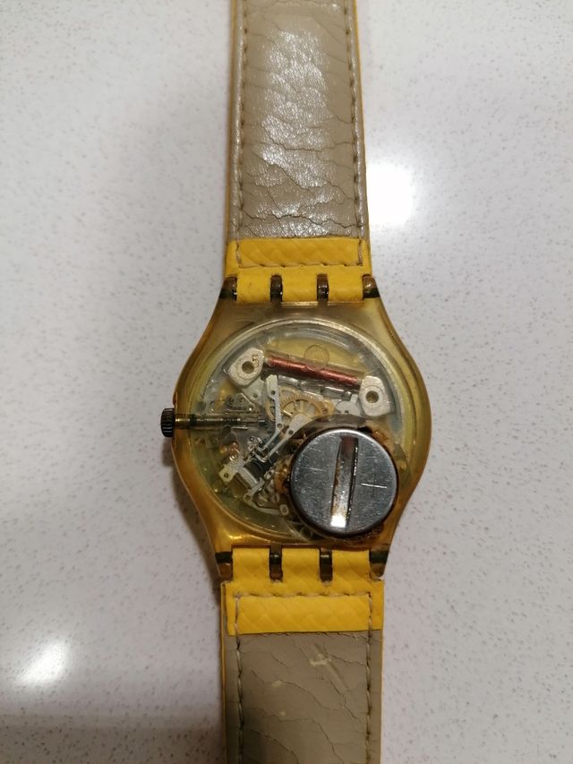 Reloj Swatch amarillo