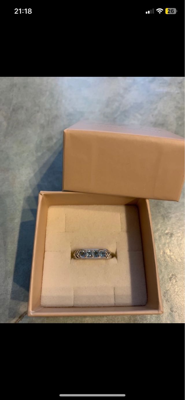 Anello con zirconi blu in argento