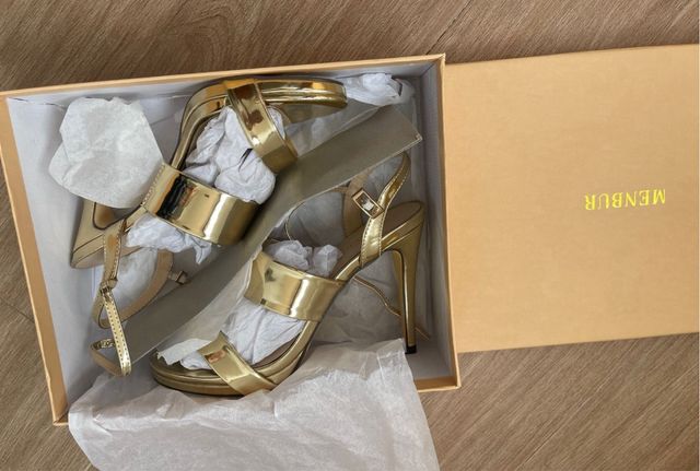 Zapatos tiras dorados