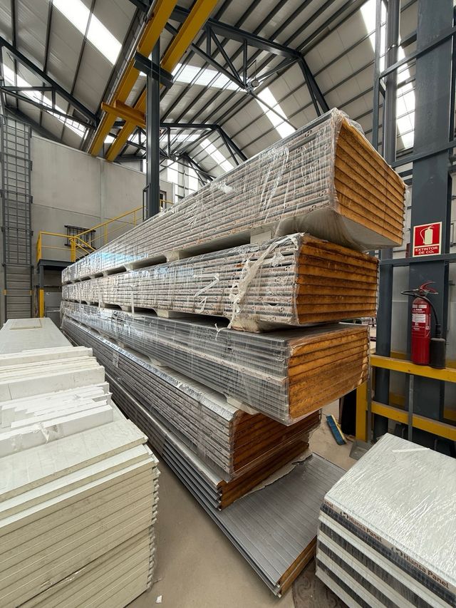 Panel sándwich fachada: 697 986 774