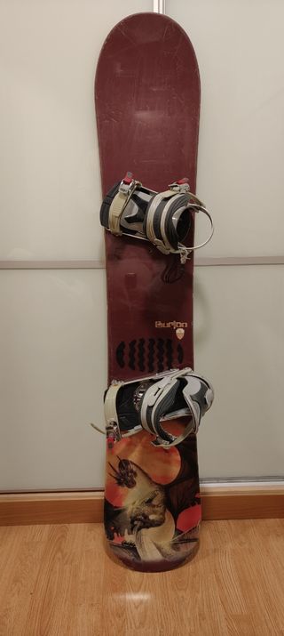 Snowboard con fijaciones