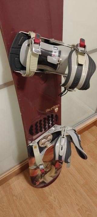Snowboard con fijaciones