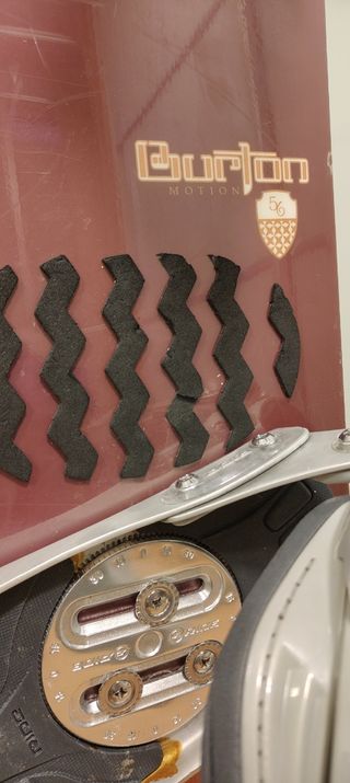 Snowboard con fijaciones