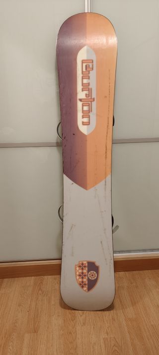 Snowboard con fijaciones